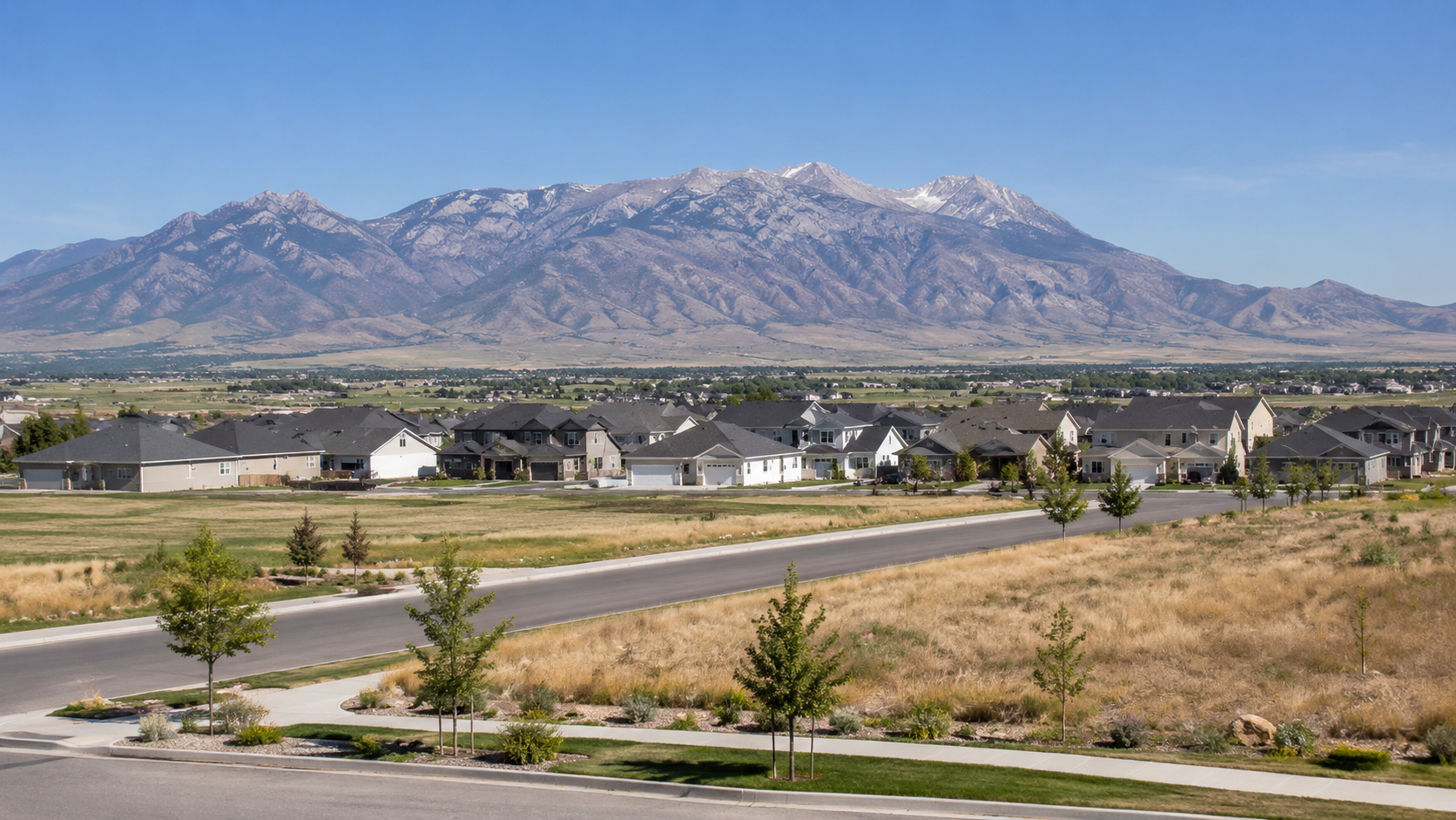 Neighborhood homes in Central Utah with mountain views
